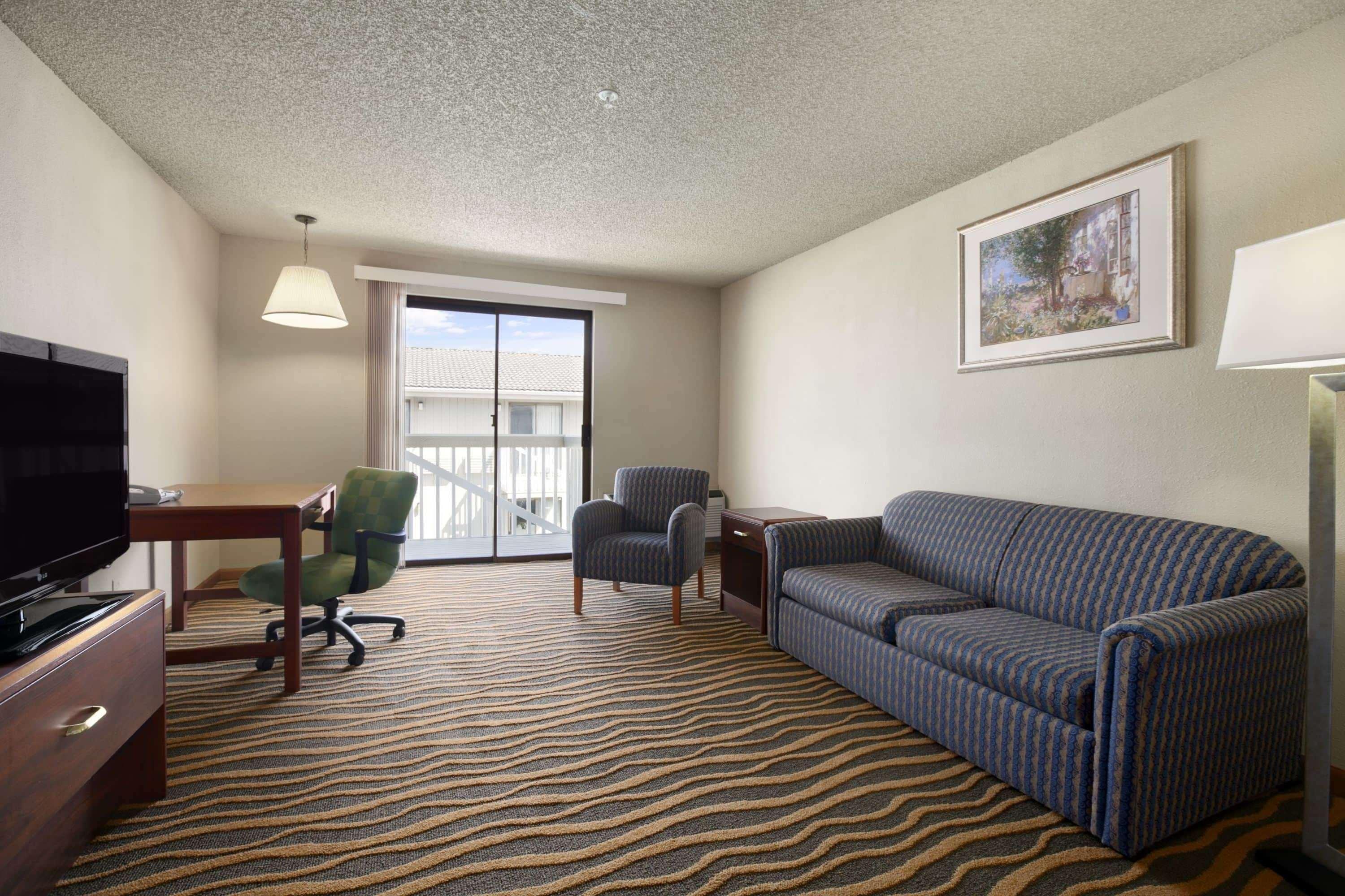 South Tacoma Suites Экстерьер фото